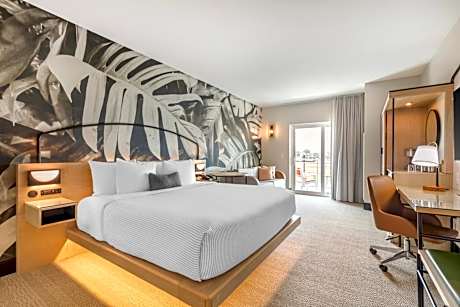 Deluxe King Room - Non-Smoking