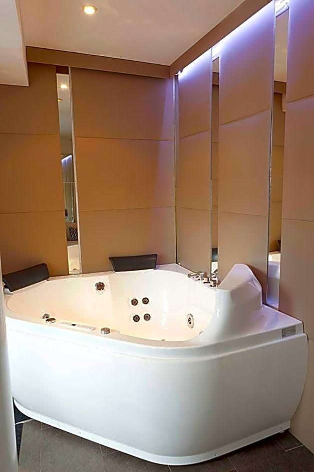 ApartaSuites Satellite by Abalu Hotels