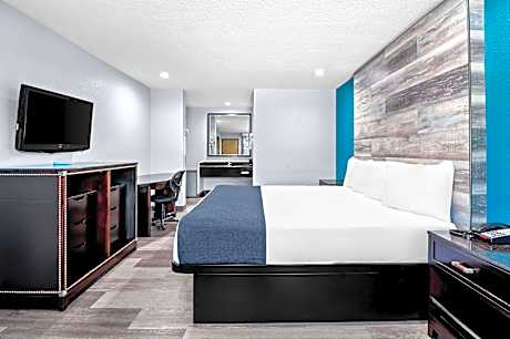 Suite - 1 King 2 Queen Beds Non-Smoking Two Bedrooms Two Bathrooms Wi-Fi Continental Breakfast
