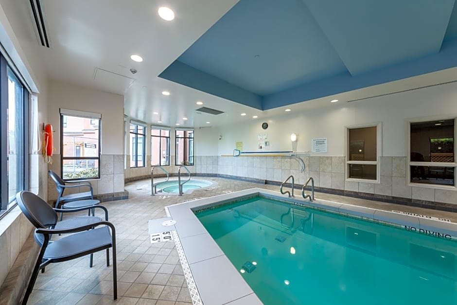 Holiday Inn Express & Suites Riverport Richmond By IHG
