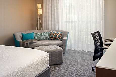 Room, 1 King Bed (Mobility Accessible, Tub) (1 King Bed)