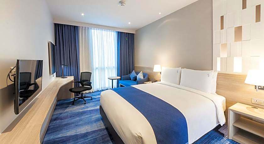 Holiday Inn Express Bangkok Soi Soonvijai By IHG