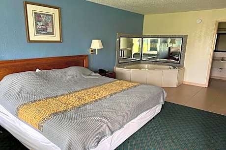 King Bed Smoking with Jetted Tub