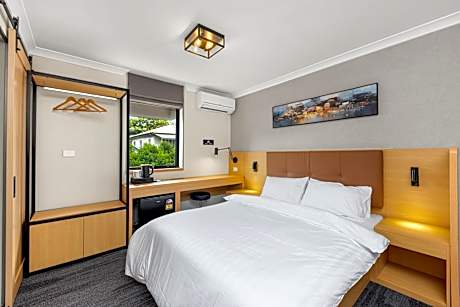 Standard Queen Room