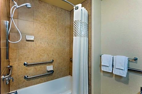 2 Double Mobility Access W/Tub Nonsmoking