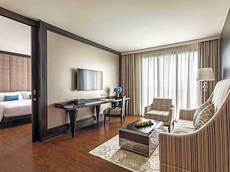 Executive Suite with Lounge Access