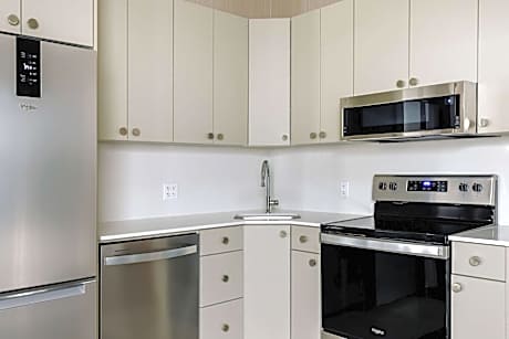 One-Bedroom Queen Suite with Balcony - Mobility Access/Non-Smoking