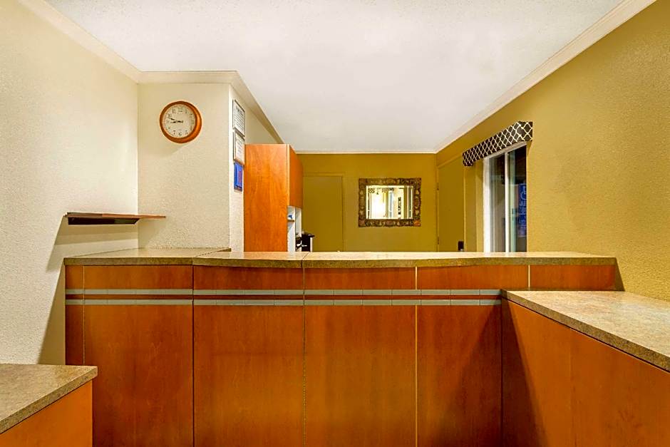 Super 8 by Wyndham Martinez