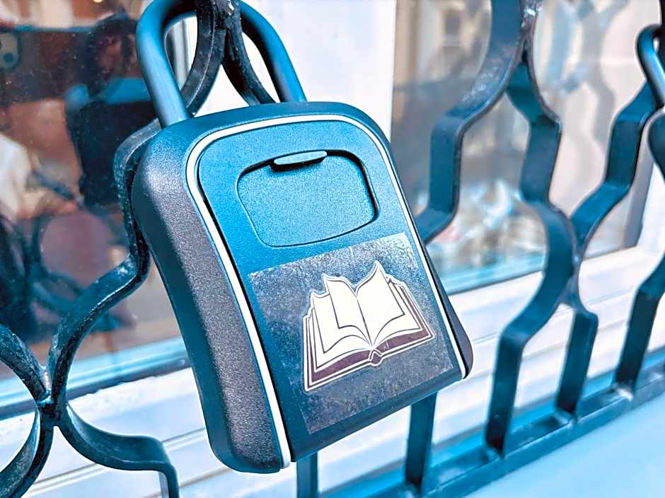 Poet's Theme Room, Free Parking