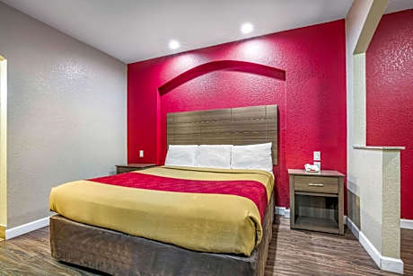 1 King Bed, Nonsmoking, Accessible