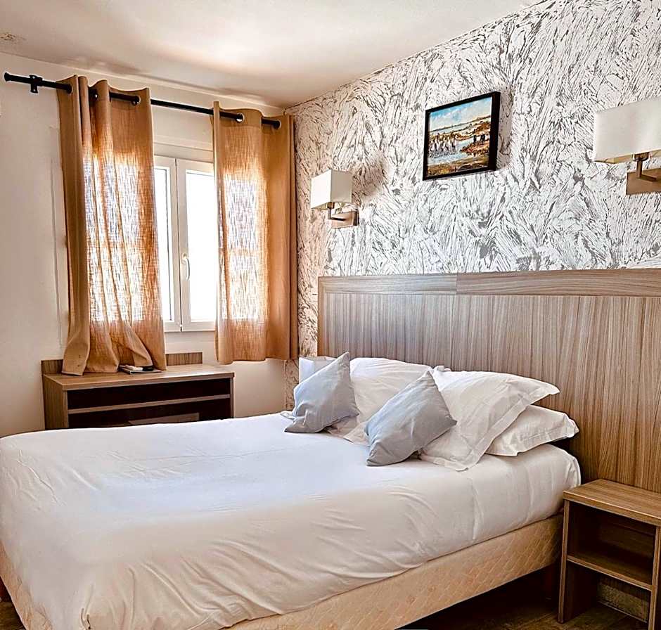 Hotel Les Palmiers En Camargue