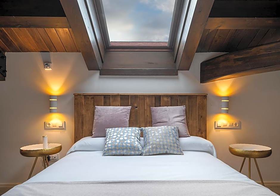 Photo 1 of 5 of Deluxe 1 Queen Bed