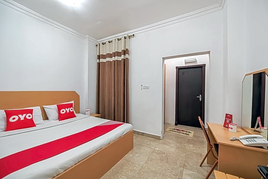 OYO 117 Majestic Hotel