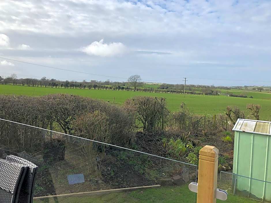 Delightful 2-bed static set in a peaceful village