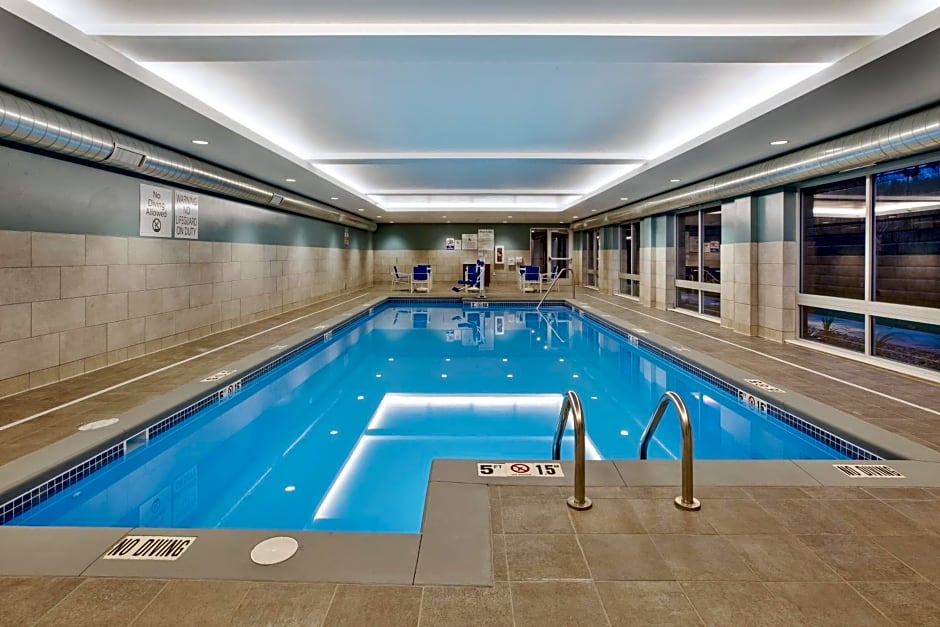 Holiday Inn Express & Suites Grand Rapids - Airport North By IHG