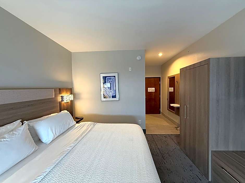 Photo 1 of 42 of Holiday Inn Express Kenedy By IHG