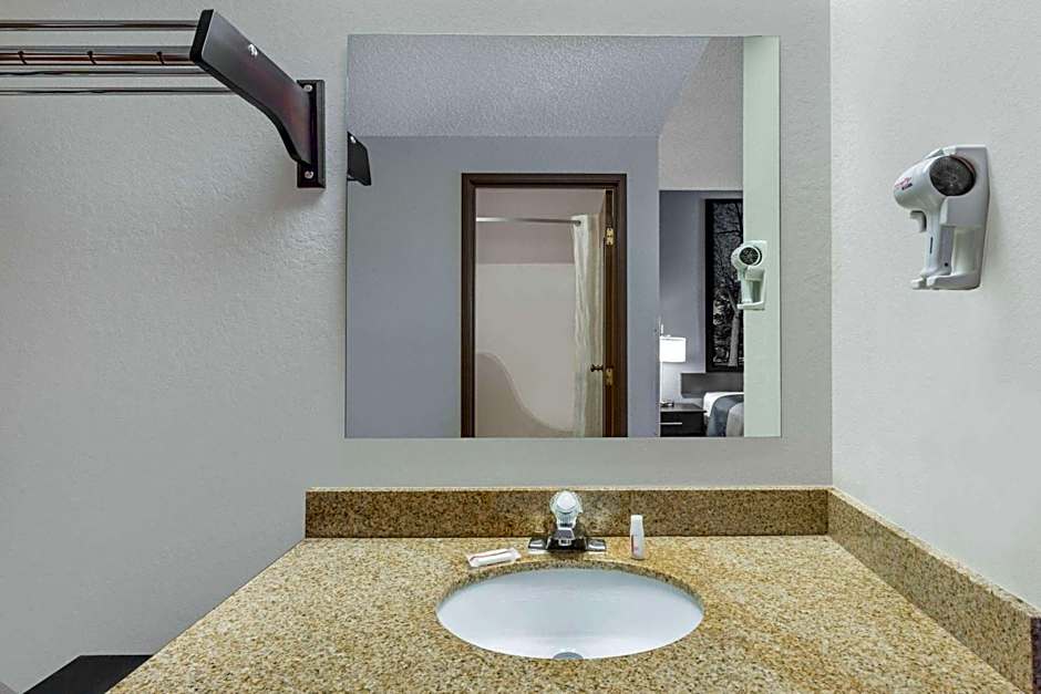 Super 8 by Wyndham Madison South