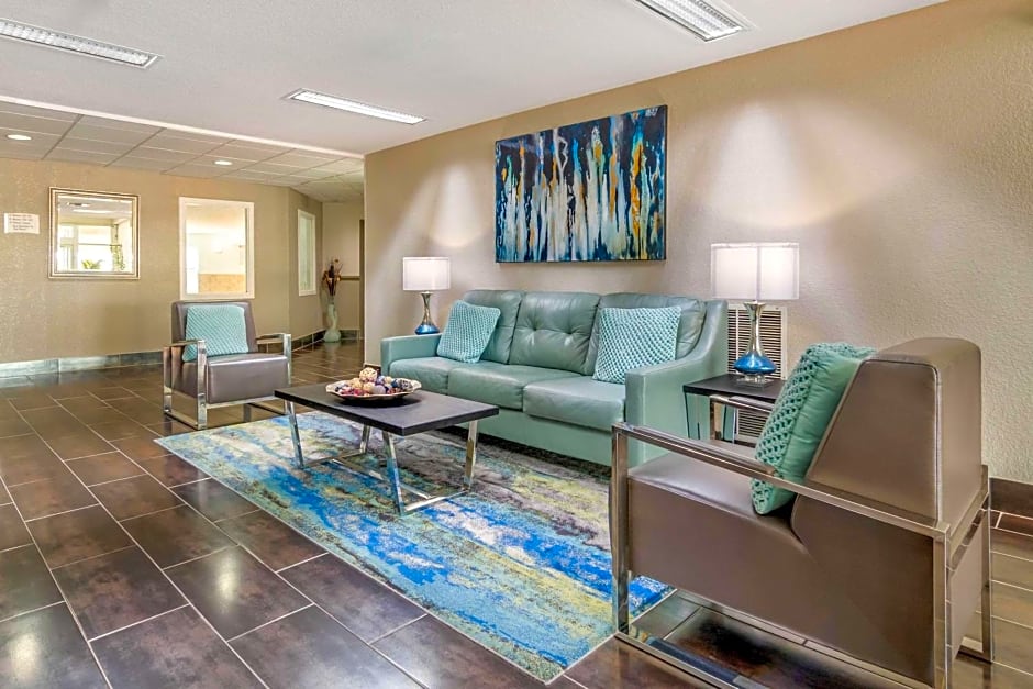 Quality Suites Kansas City International Airport – Kansas City, MO