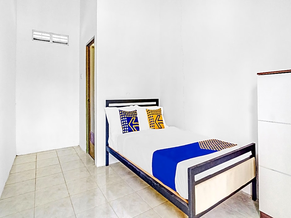 SPOT ON 90742 Kinanthy Garden Syariah