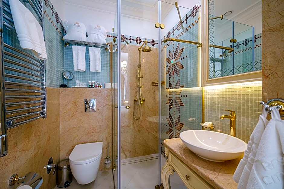 Residence City Garden - Certificate of Excellence Top 10 BEST Five-Stars City Hotels for 2024 awarded by HTIF