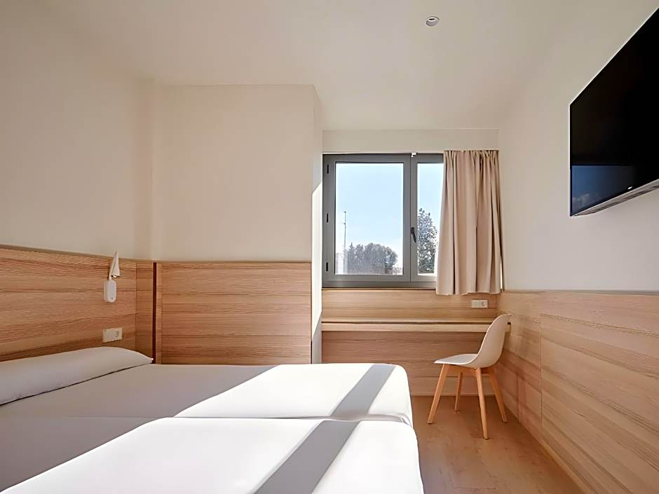 Photo 1 of 9 of Single Single Room