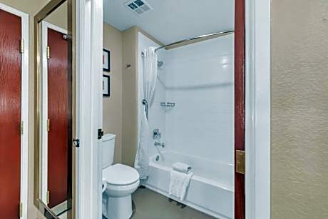 1 KING BED SUITE NONSMOKING