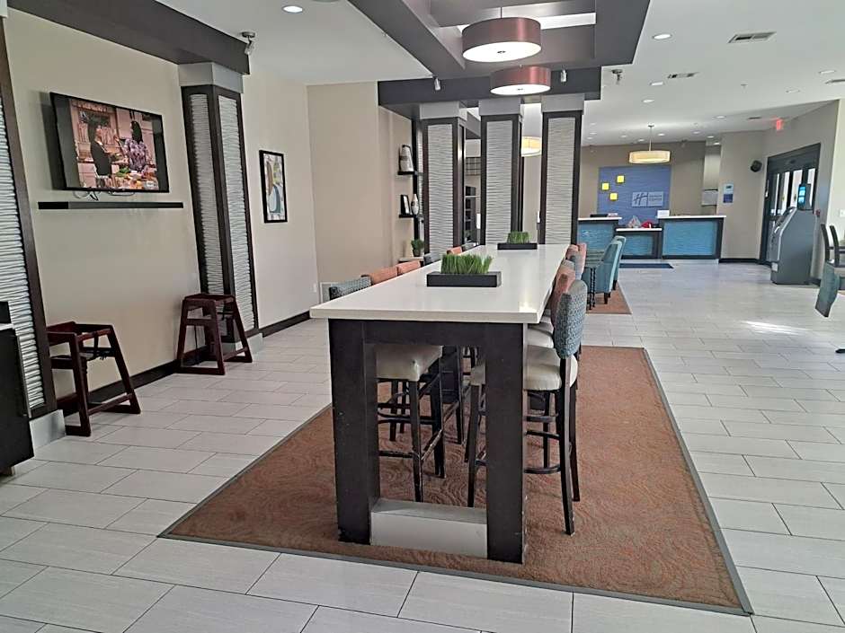 Holiday Inn Express Kenedy By IHG