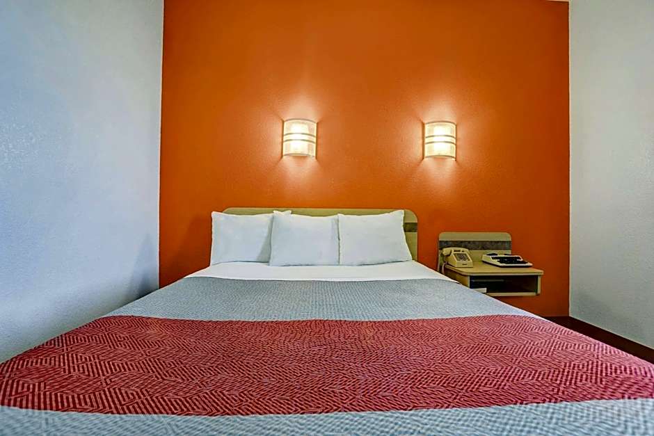 Howard Johnson by Wyndham Lemoore