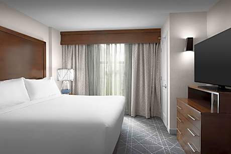 King Suite with Accessible Tub - Mobility and Hearing Access/Non-Smoking