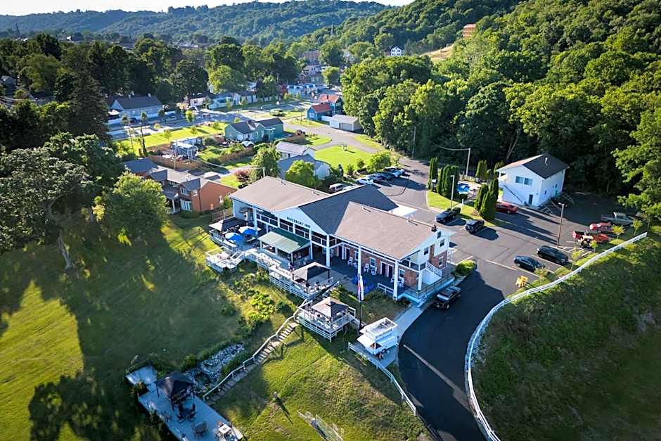 Riverboat Inn & Suites