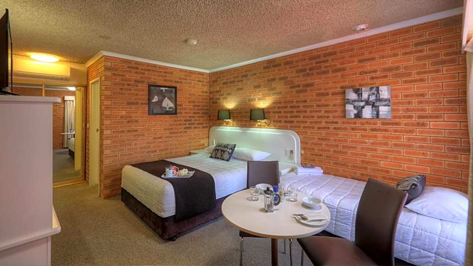Cousins Motor Inn