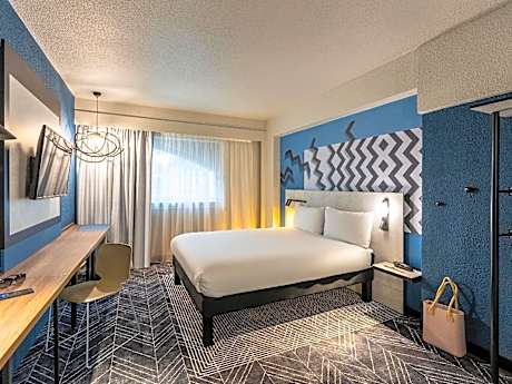 Superior room with a queen size bed