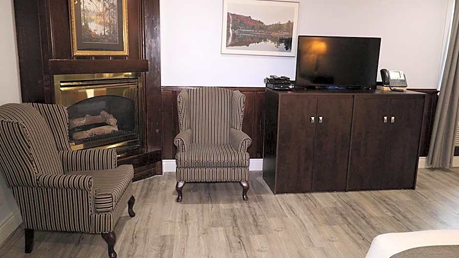 Algonquin Lakeside Inn