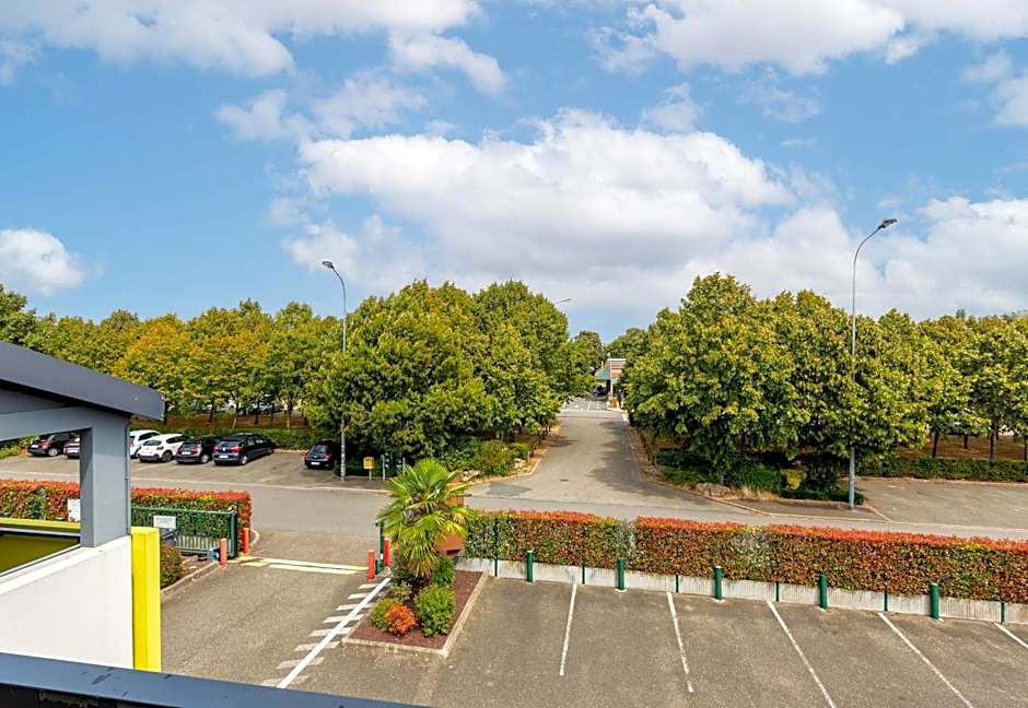 B&B HOTEL CHARTRES Le Forum