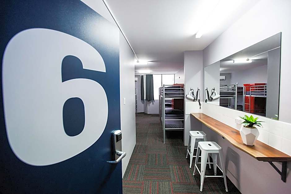 Mad Monkey Backpackers Waterfront