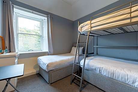 Basic Triple Room with Shared Bathroom