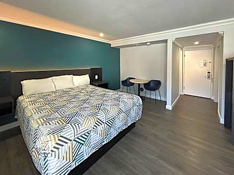 1 King Bed | Non-Smoking, Micfridge