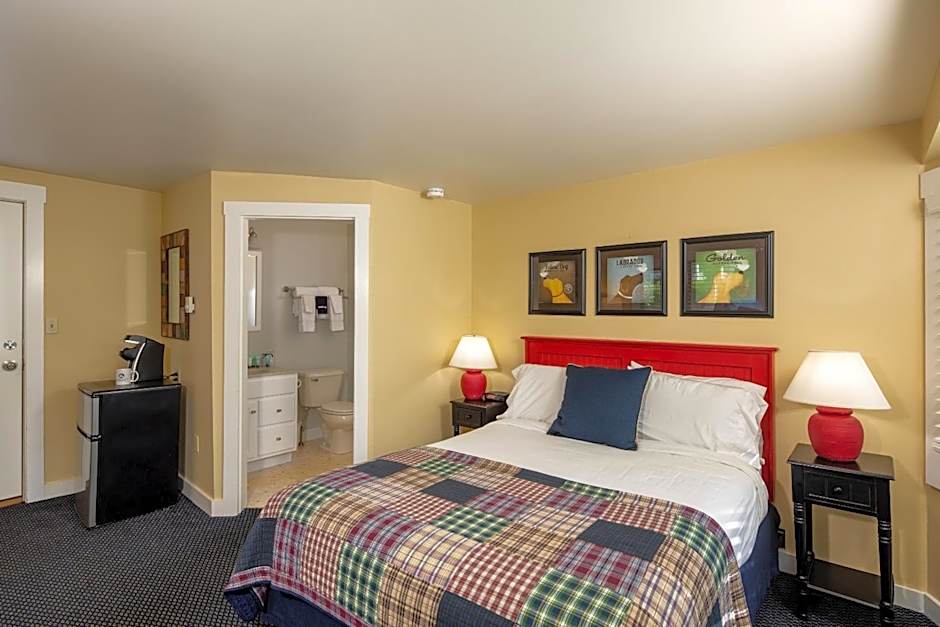 Photo 1 of 4 of Deluxe 1 Queen Bed