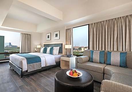 1 King Bed, Large Room