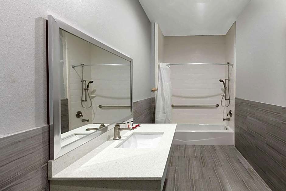 Baymont Inn & Suites Houston Hobby Airport