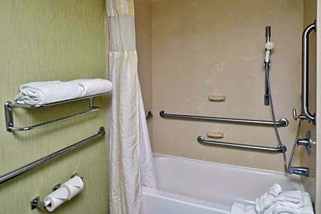 2 Double Accessible Deluxe with Bathtub