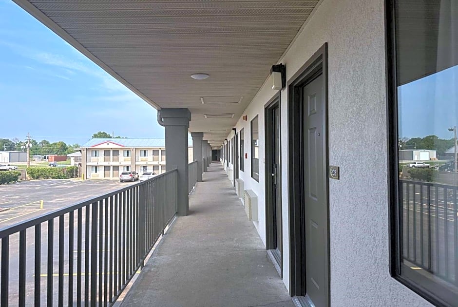 Super 8 by Wyndham Monroe