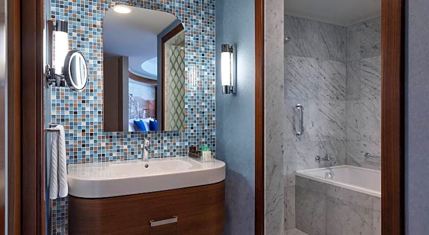 Renaissance by Marriott Izmir Hotel