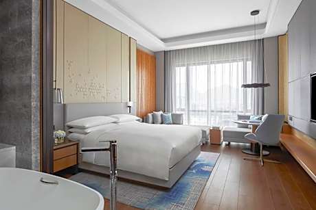 Executive Queen Room, M Club lounge access