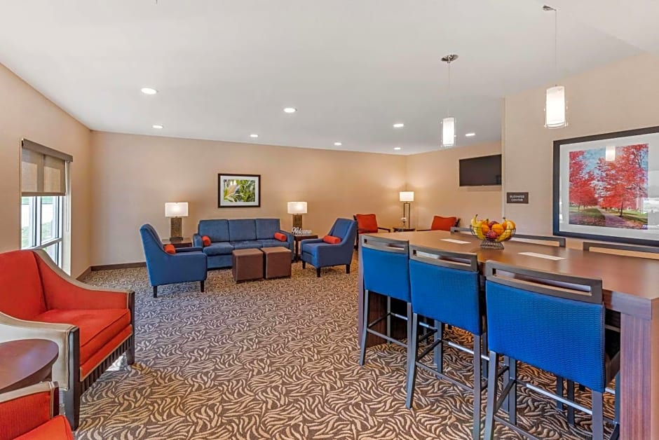 Comfort Inn & Suites near Route 66 Award Winning Gold Hotel 2021