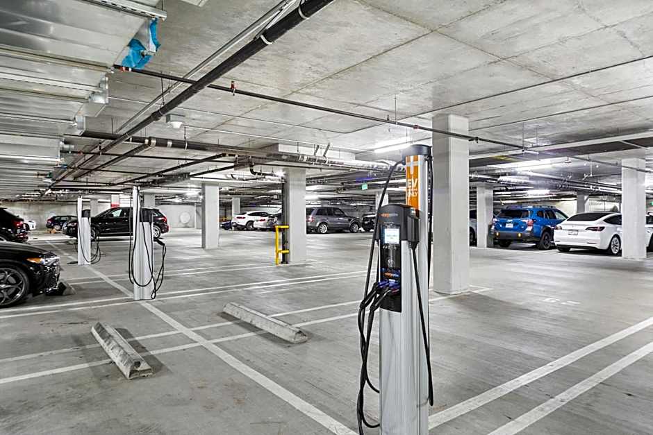 Beverly Grove Chic City Oasis 2 BR Apt with Den 138