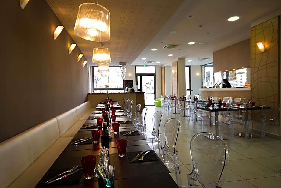 Esatitude Hotel