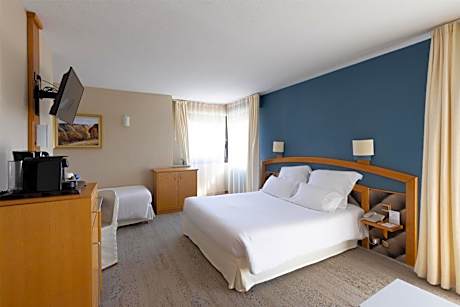 Family Room with One Queen Bed, One Single Bed and Sofa Bed - Non-Smoking