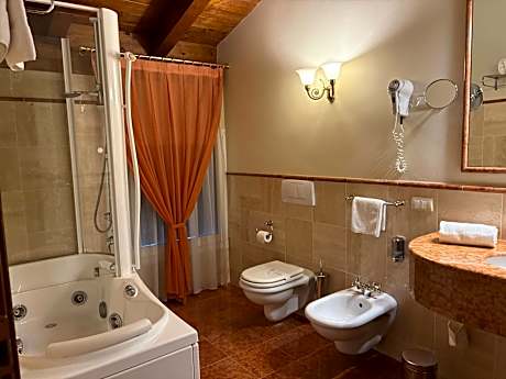 Deluxe Suite with Spa Bath