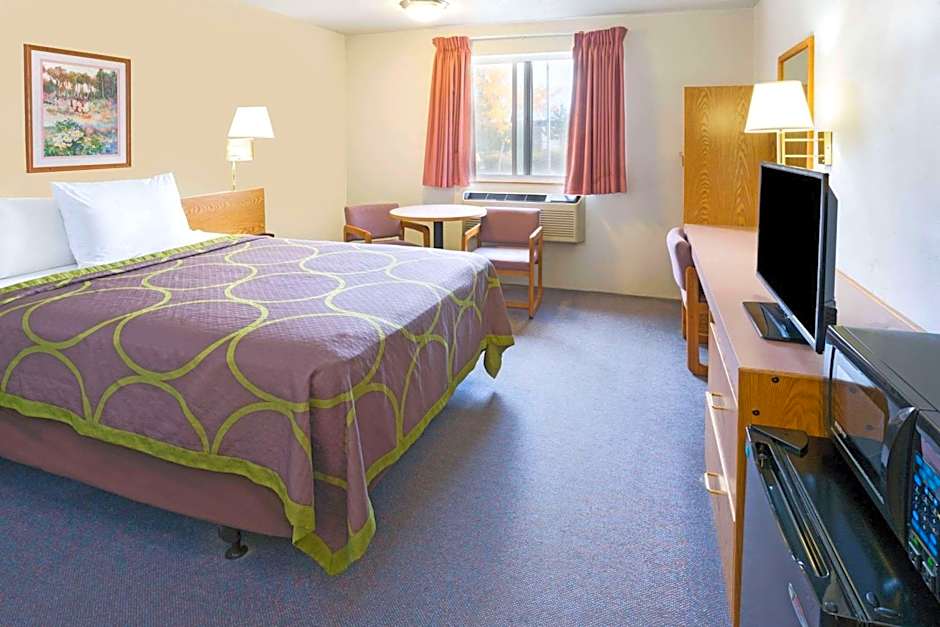 Super 8 by Wyndham Redmond